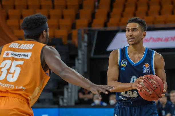 球侧待命 球侧待命